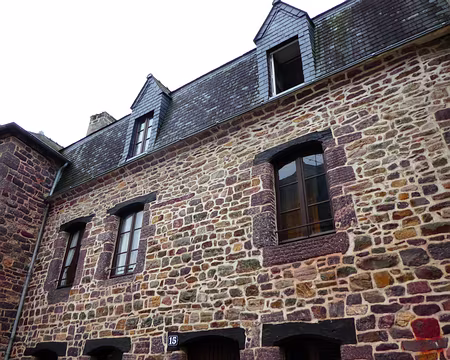 090 Maisons anciennes de Montfort construites avec du poudingue rouge