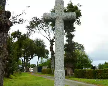 094 Une croix au bord du chemin
