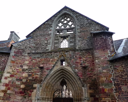 095 L’abbaye Saint Jacques (XIIème siècle) est la nécropole des seigneurs de Montfort. En 1976, un incendie a ravagé l’église