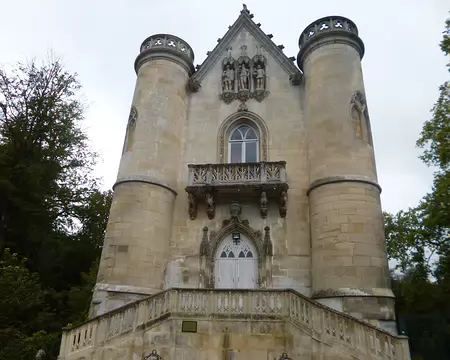 P1130167 Château de la Reine Blanche transformé au XVIIIè s. en relais de chasse