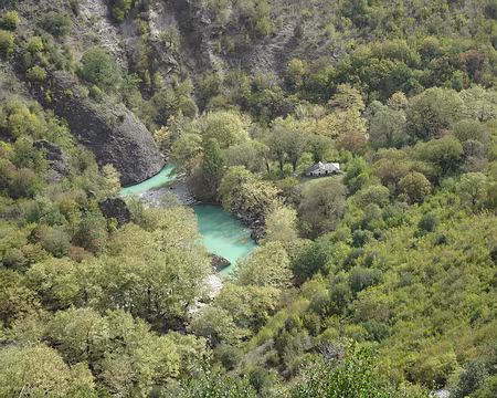 DSC00139 Descente vers rivière Voidomatis depuis le village de Vikos