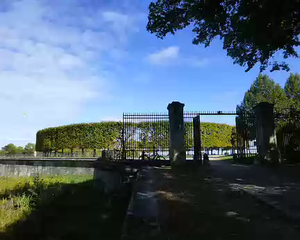 P1130099 Entrée de la Grande Terrasse du château de Saint-Germain, longue de 2 450 mètres, créée par Le Nôtre fin XVIIè s....