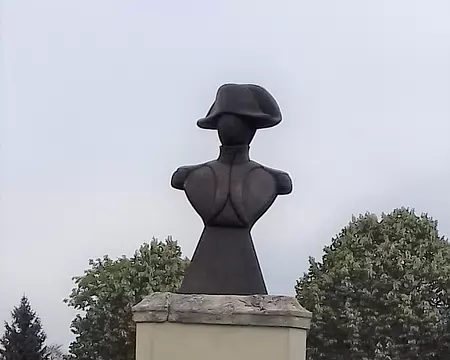 012 Buste de Napoléon (P. Graumer, 2004) sur la place du même nom