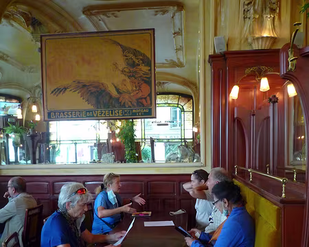 13 Au café Excelsior