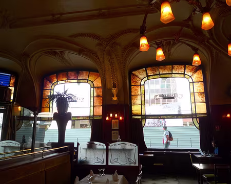 14 Au café Excelsior