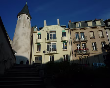 63 Et un peu d'art déco à côté des restes de la Commanderie