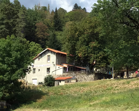 P36 La Maison Forestière, gîte, bar, restaurant… de Puechagut devant laquelle passe le GR7.