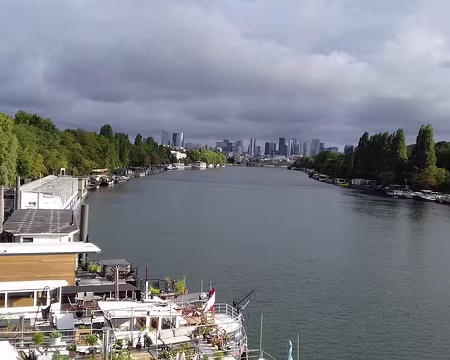 004 Le GR 1 (grand tour de Paris) traverse la Seine par la passerelle de l’Avre