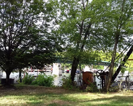 006 La passerelle de l’Avre, construite par Gustave Eiffel (1891) relie Saint-Cloud à Paris
