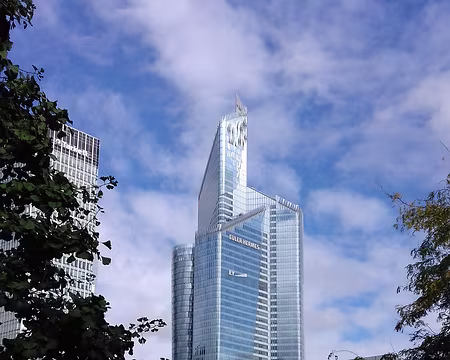 025 La tour First (1974), transformée en 2007-2011, mesure 231 m de haut