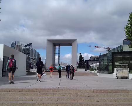 040 La Grande Arche a été inaugurée en 1989 pour le bicentenaire de la Révolution française