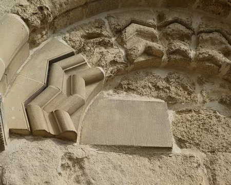 045 Archivolte du portail roman avec chevrons