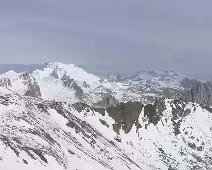 142_4V1A1003 De gauche à droite et de plus en plus loin : le Mont Thabor, les Aiguilles de Péclet et de Polset et le Mont Blanc