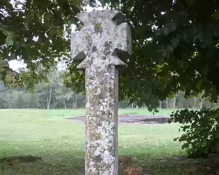P1130237 Croix de Labathe, XIIIè s., sur la Chaussée Jules César