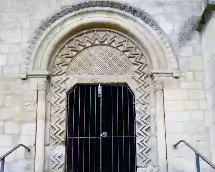 009 Le portail latéral sud. Archivolte à bâtons brisés et tympan à motifs losangiques