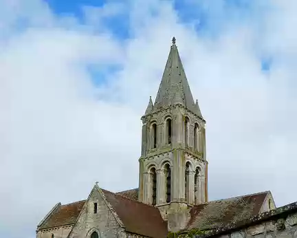 015 L’église Saint-Pierre – Saint-Paul de Santeuil domine la vallée de la Viosne. Clocher roman (XIIème siècle)