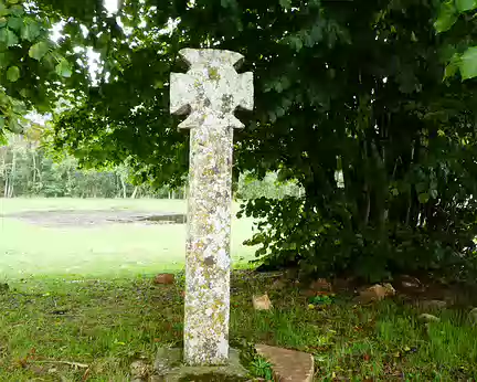031 … comme la Croix de Labathe (XIIIème siècle) sur la commune de Courcelles-sur-Viosne, croix pattée monolithique, typique du Vexin (il en reste 18) …