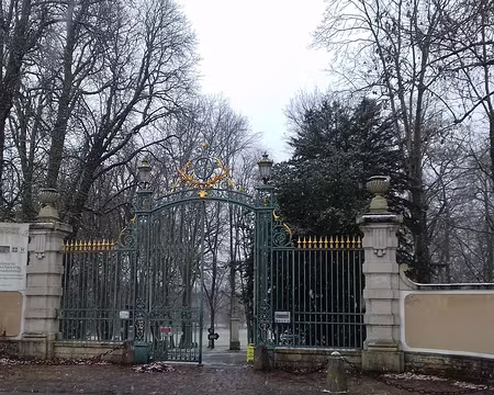 027 La grille d’entrée du domaine