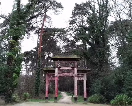 002 La porte chinoise à l’entrée du Jardin d’agronomie tropicale, vestige de l’Exposition coloniale de 1907