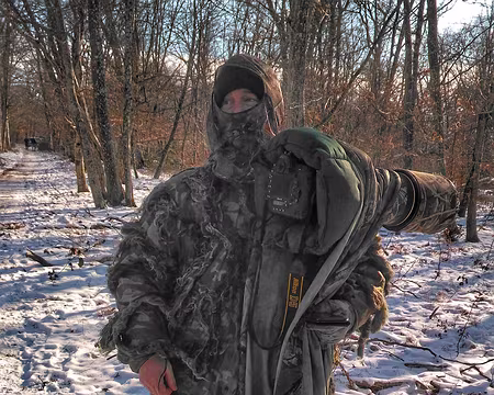 012 Rencontre : Valdet Galica, photographe animalier, en tenue de camouflage.