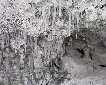 014 La Grotte aux Cristaux, sublimée par les stalactites (photo Marie-Claude B.)