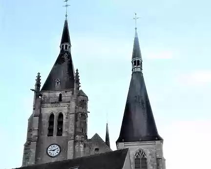 005 Les deux tours de l’église Saint-Germain (XIIème siècle) dominent la ville de Dourdan