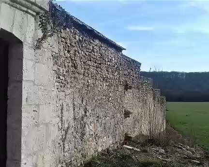 016 Le mur d’enceinte de l’abbaye