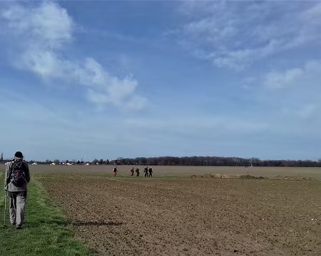 030 Sur le plateau, au loin le village de Corbreuse