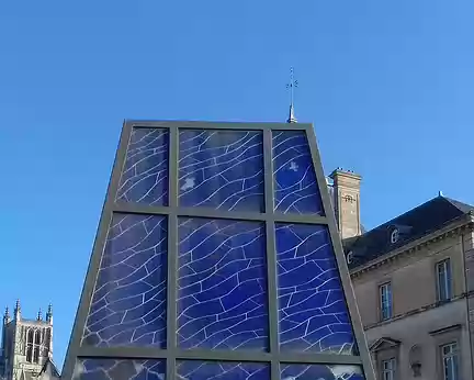 002 »Désert», vitrail de Jean Vérame (4 mars 2000), devant l’hôtel de ville