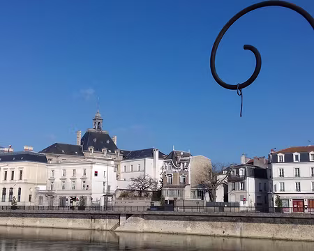 004 L’Hôtel de ville vu depuis le Pont du Marché