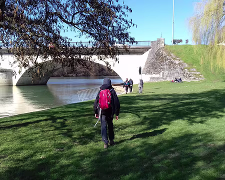 039 Le pont routier vu depuis les berges de la Marne