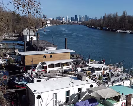 026 Péniches sur la Seine à Saint-Cloud vues depuis la passerelle de l’Avre