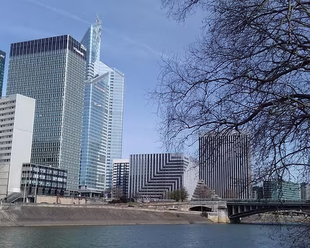 036 Sans transition, les premières tours de la Défense vues depuis l’île de Puteaux