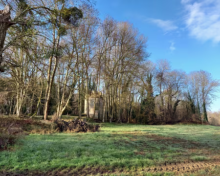 002a Maurevert. Vestige d'une ancienne ferme fortifiée du XVe siècle.