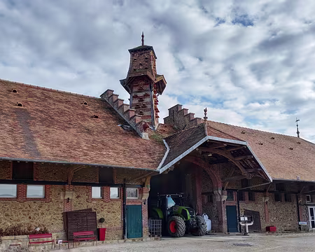 010 Forest : grosse ferme 1900 à cour carrée et son pigeonnier à l'aspect extême oriental.