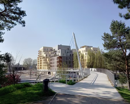 005 Passerelle Pierre Simon Girardau dessus du canal. Nouveau quartier à Noisy-le-sec.