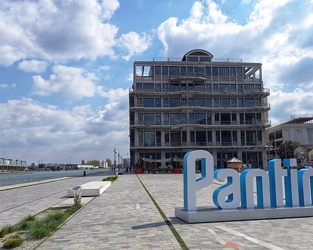 020 Anciens magasins généraux (1930), longtemps abandonnés aux grafeurs, réhabilités par l'agence BETC en 2016.