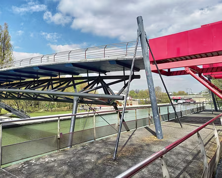 030 Folie, canal, et passerelles