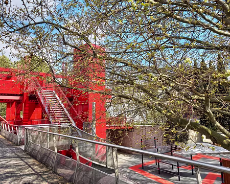 031 Le parc est structuré par les folies rouges de Bernard Tschumi