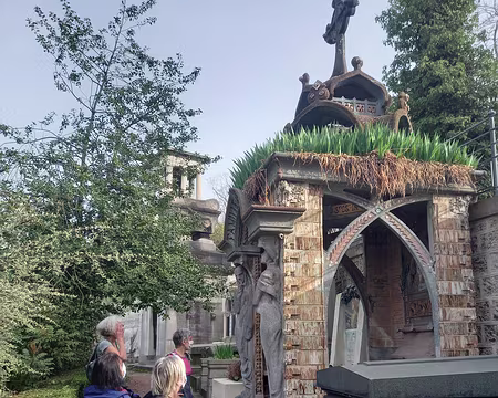 006a Sur son toit poussent librement des iris, fleur préférée des artistes Art Nouveau