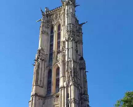 001 La tour Saint-Jacques (XVIème siècle) est le seul vestige de l’église Saint-Jacques-de-la-Boucherie détruite pendant la Révolution
