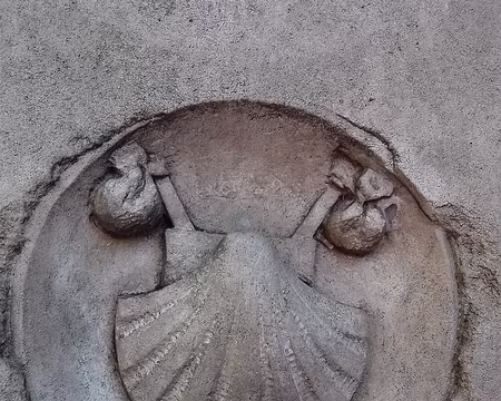 002 Depuis le Xème siècle elle est le point de départ des pèlerins de Saint-Jacques de Compostelle (via turonensis)