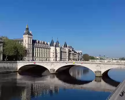 005 La Conciergerie (XIIIème siècle) et le Pont au change (1860)