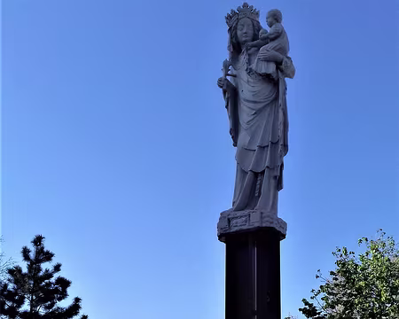 010 Sur le parvis, la réplique de la statue de la Vierge à l’Enfant du XIVème siècle. Située dans le chœur de la cathédrale, elle a été épargnée par l’incendie de...