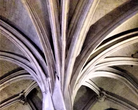 013 La colonne torsadée en forme de palmier (XVème siècle) dans le déambulatoire