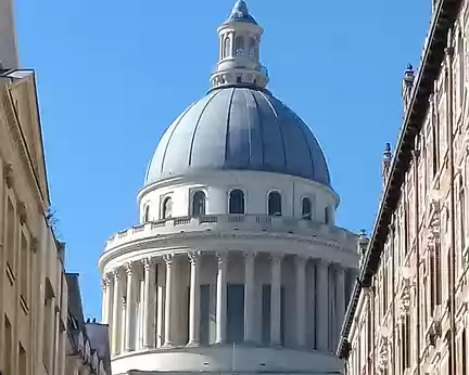 019 L’ancienne église Sainte-Geneviève construite sous Louis XV pour abriter la châsse de sainte Geneviève, est devenue le Panthéon à la fin du XVIIIème siècle
