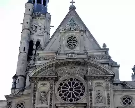 020 Sur la Montagne Sainte-Geneviève, l’église Saint-Etienne-du-Mont. La façade (1624) montre trois frontons superposés