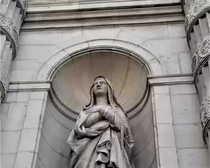 021 La statue de sainte Geneviève sur la façade de l’église Saint-Etienne-du-Mont