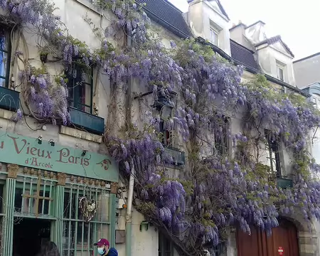 006 Sur l’Île de la Cité, l’ancienne maison du chanoine de Notre Dame (1512) est aujourd’hui un restaurant « le Vieux Paris d’Arcole »