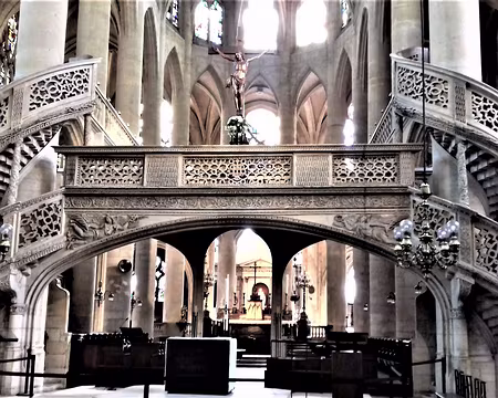 023 Le jubé (1540), situé entre le chœur et la nef, servait à la proclamation de l’évangile. Il est le seul qui subsiste à Paris